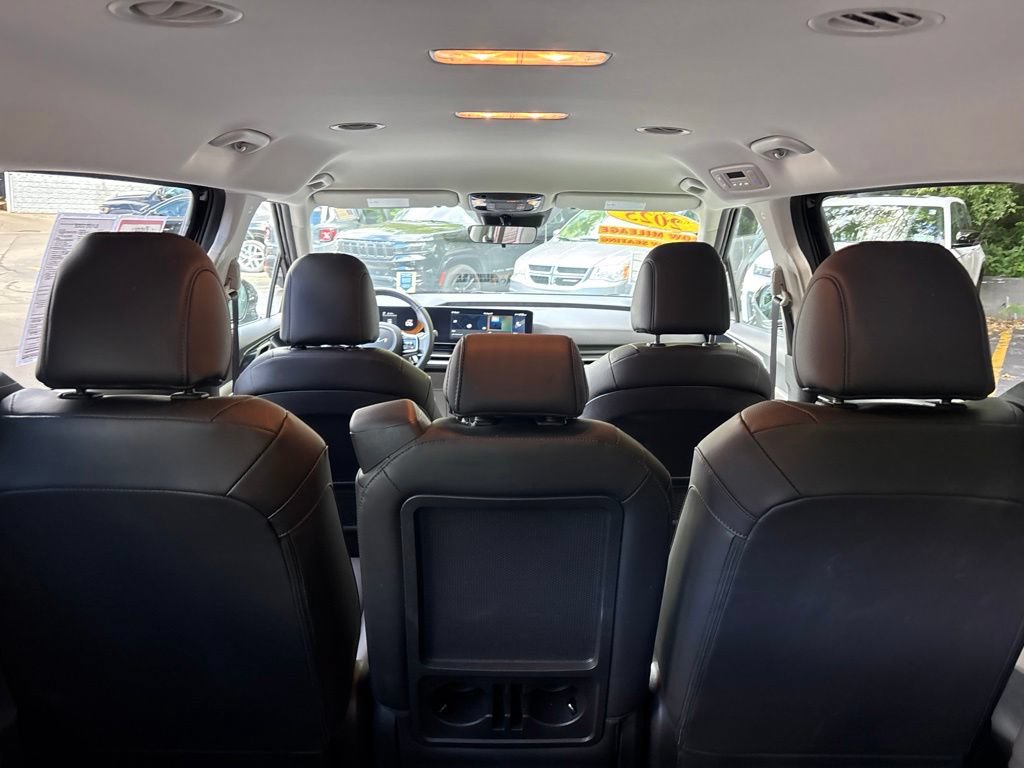 Used 2025 Kia Carnival FWD image 11