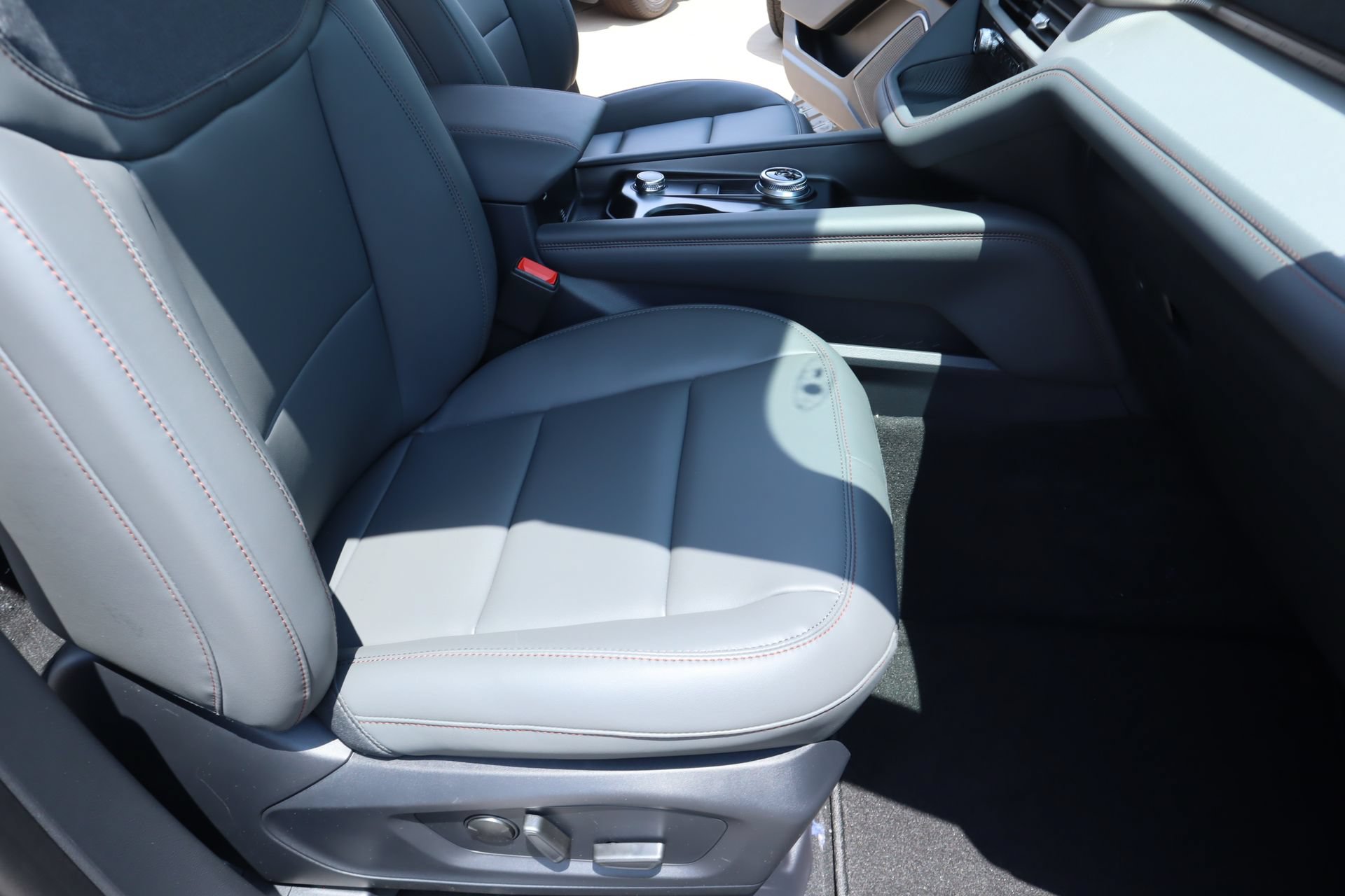 New 2026 Ford Explorer Active w/ Active Comfort Package AWD/4WD image 15