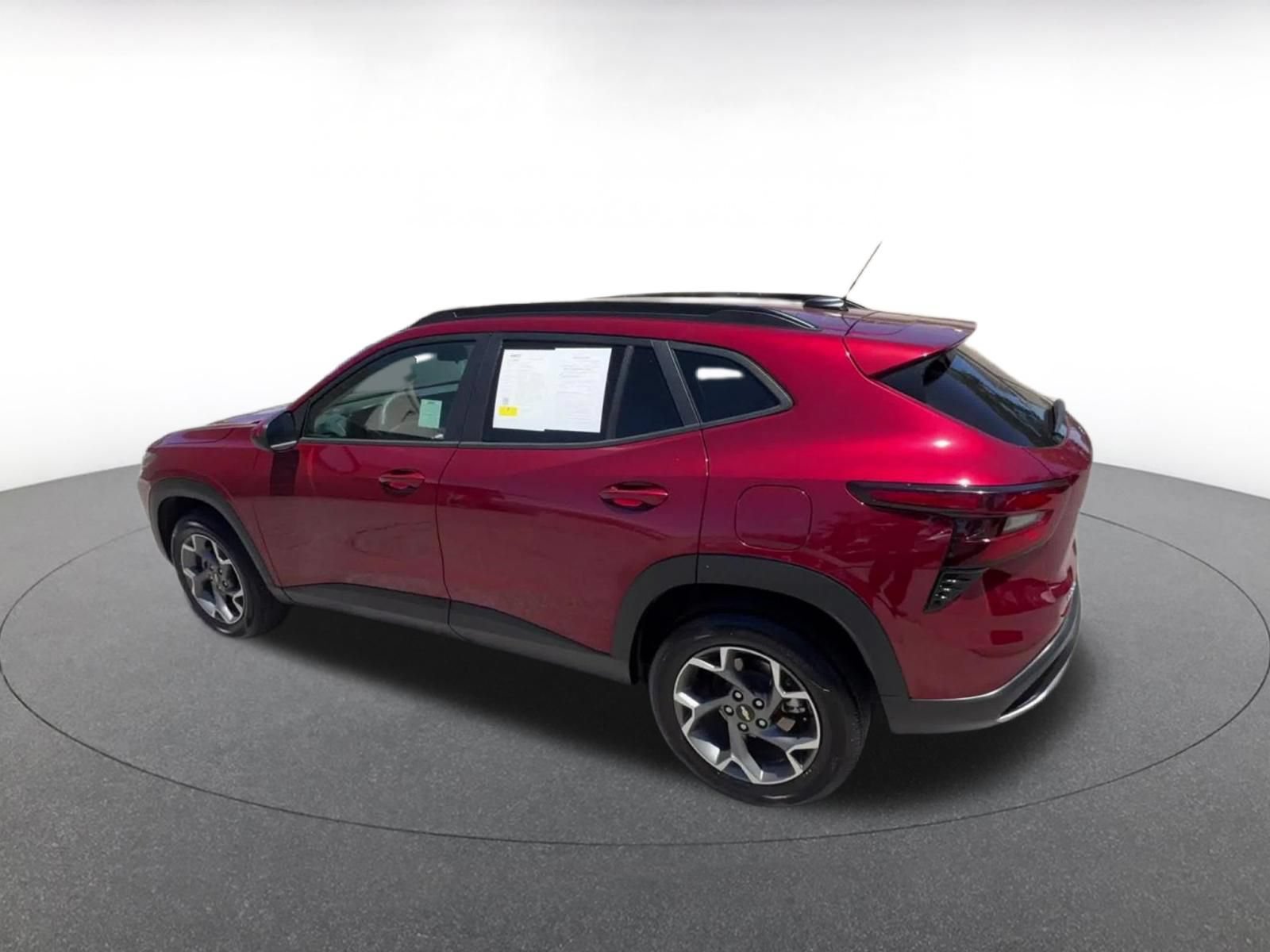Used 2025 Chevrolet Trax LT FWD image 9