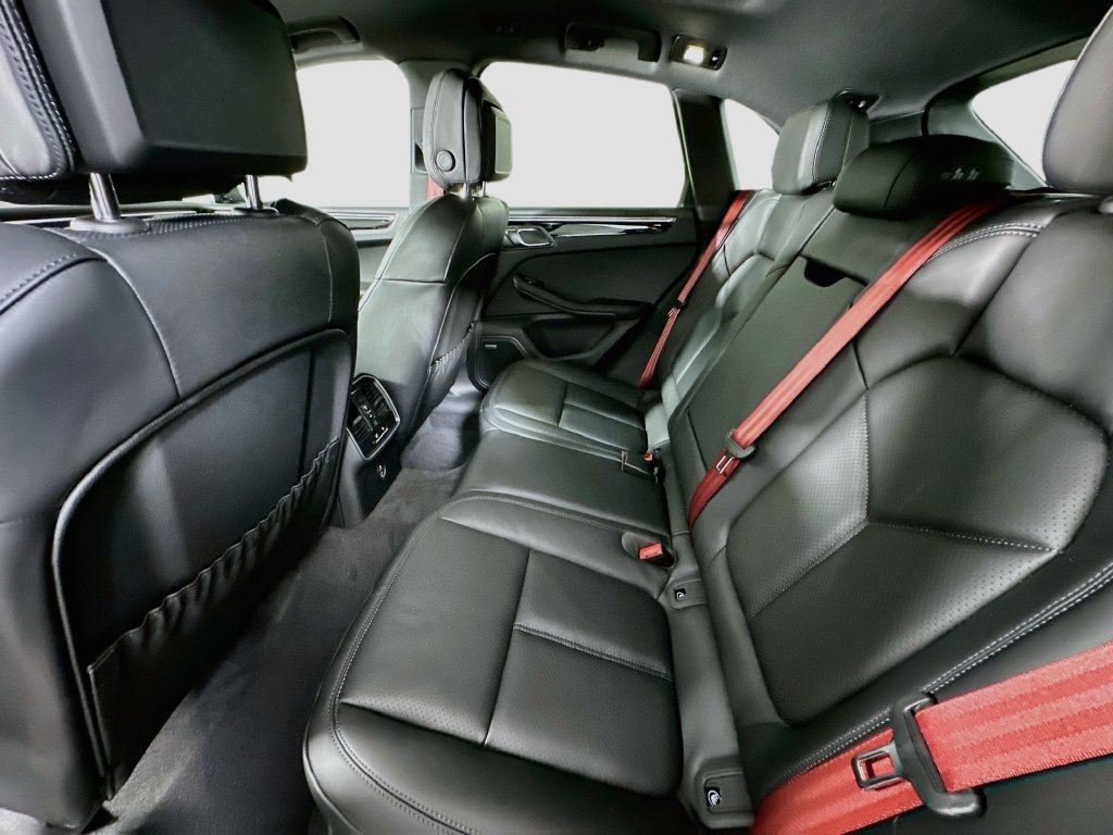 Certified 2026 Porsche Macan AWD/4WD image 23