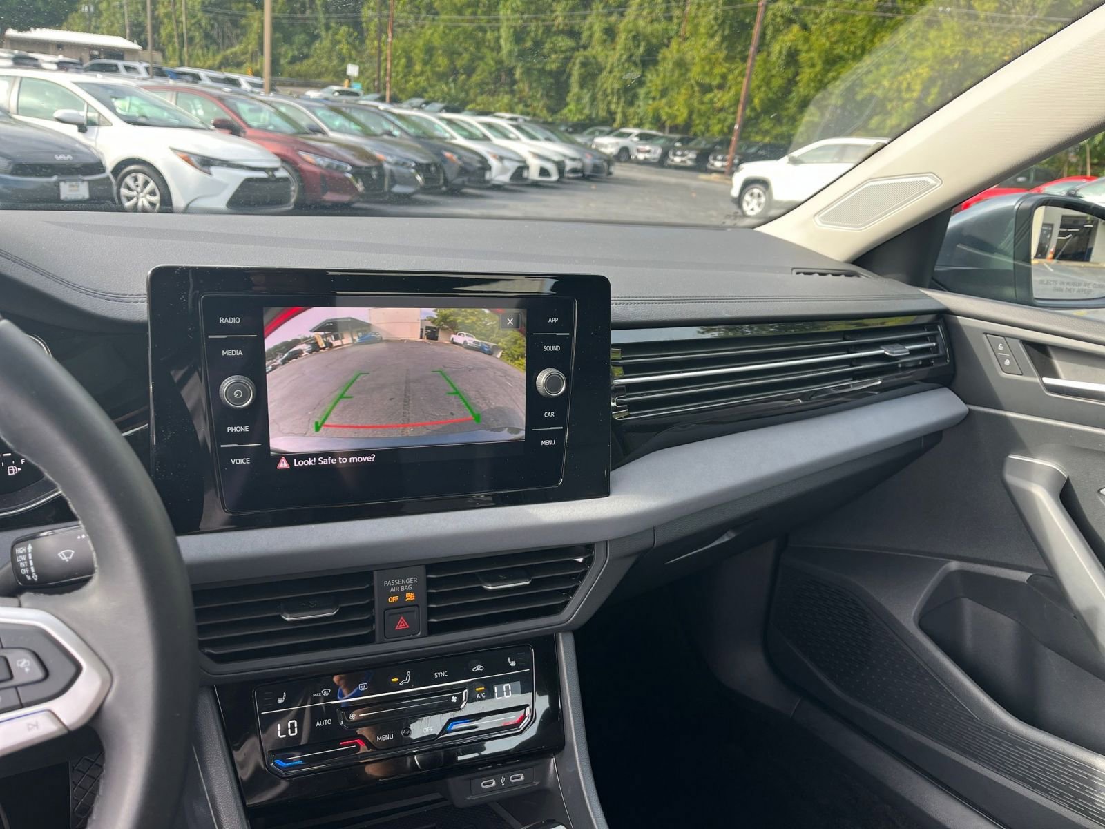 Used 2025 Volkswagen Jetta SE image 23