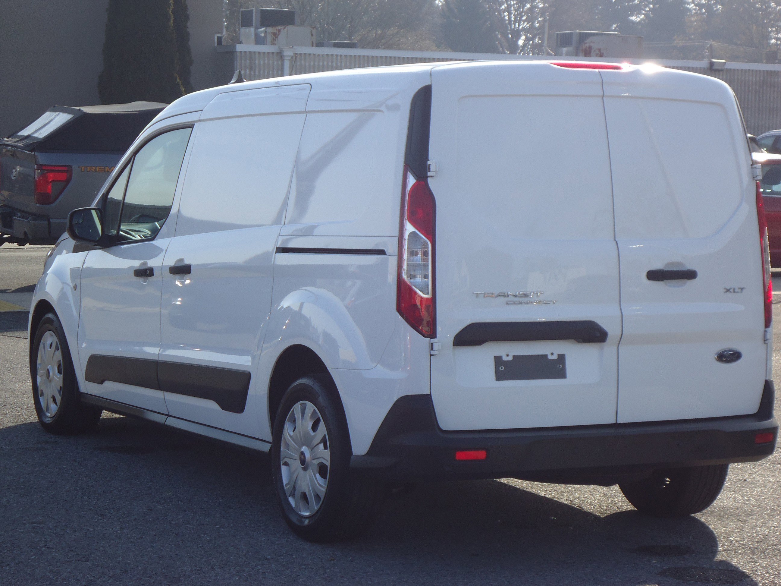 Used 2023 Ford Transit Connect XLT image 5