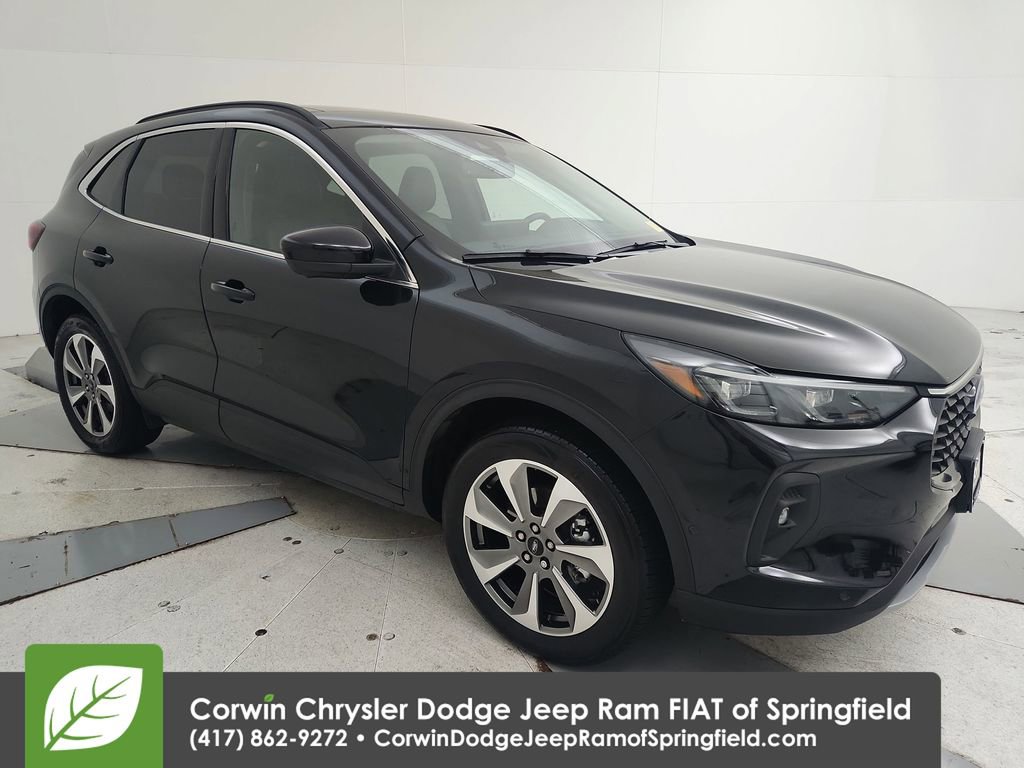 Used 2024 Ford Escape Platinum w/ Premium Technology Package image 2