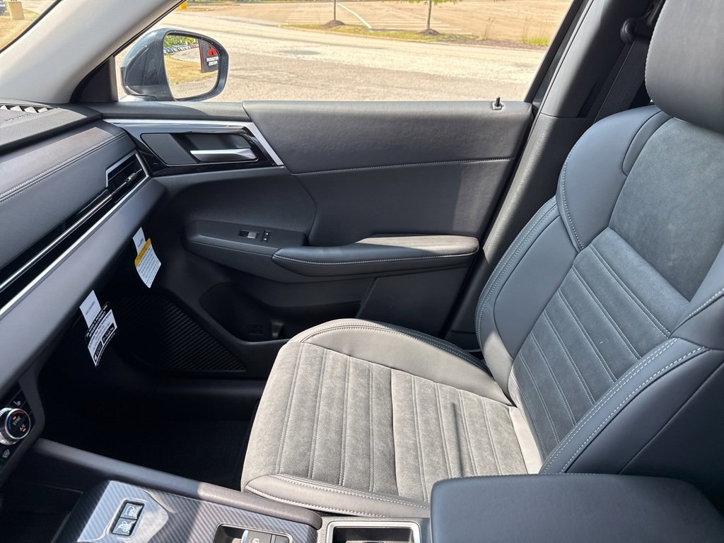 New 2025 Mitsubishi Outlander SE image 28