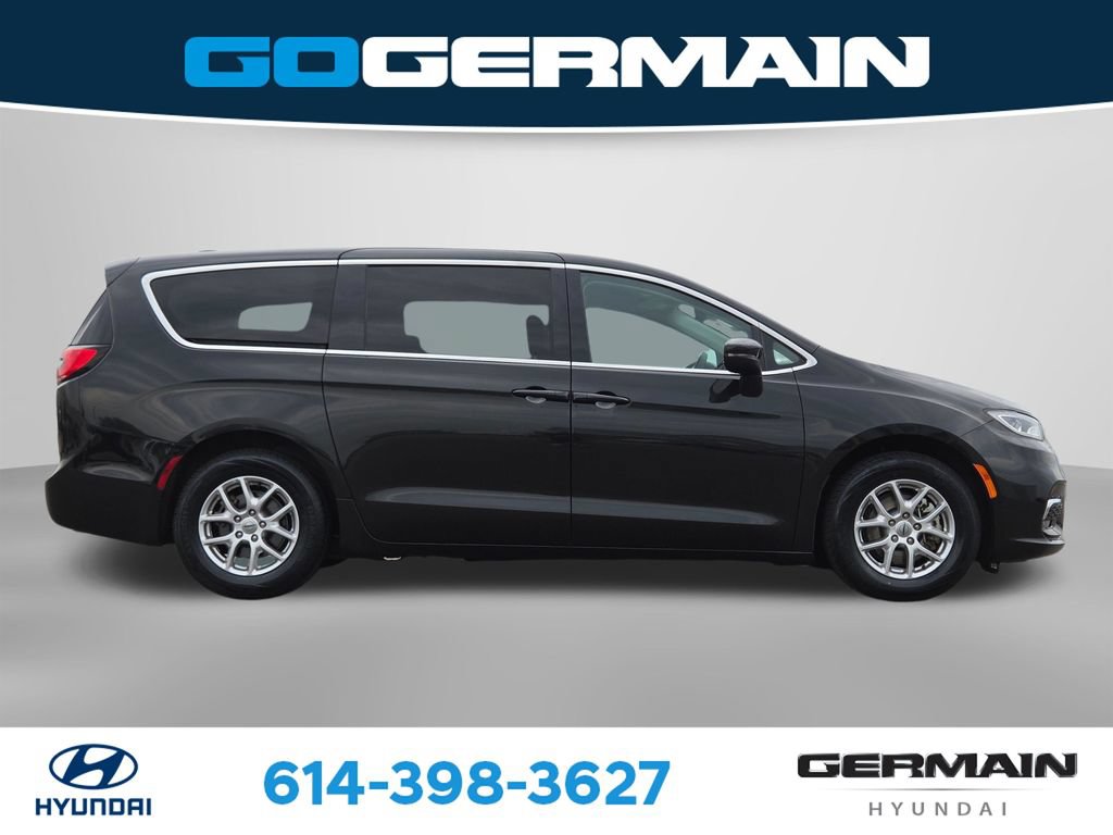 Used 2023 Chrysler Pacifica Touring-L FWD image 7