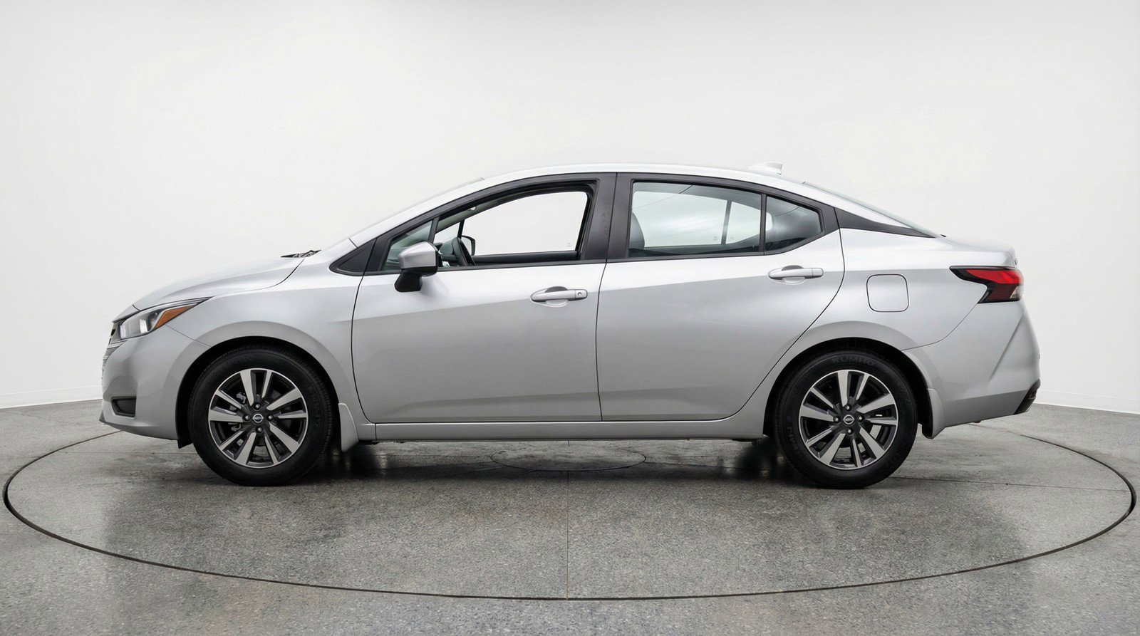 Used 2025 Nissan Versa SV FWD image 5