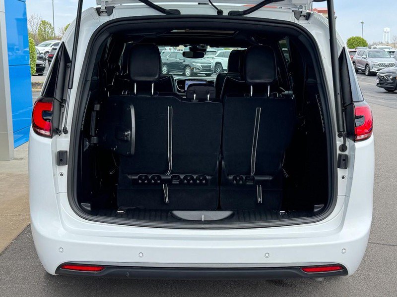 Used 2024 Chrysler Pacifica Premium FWD image 5