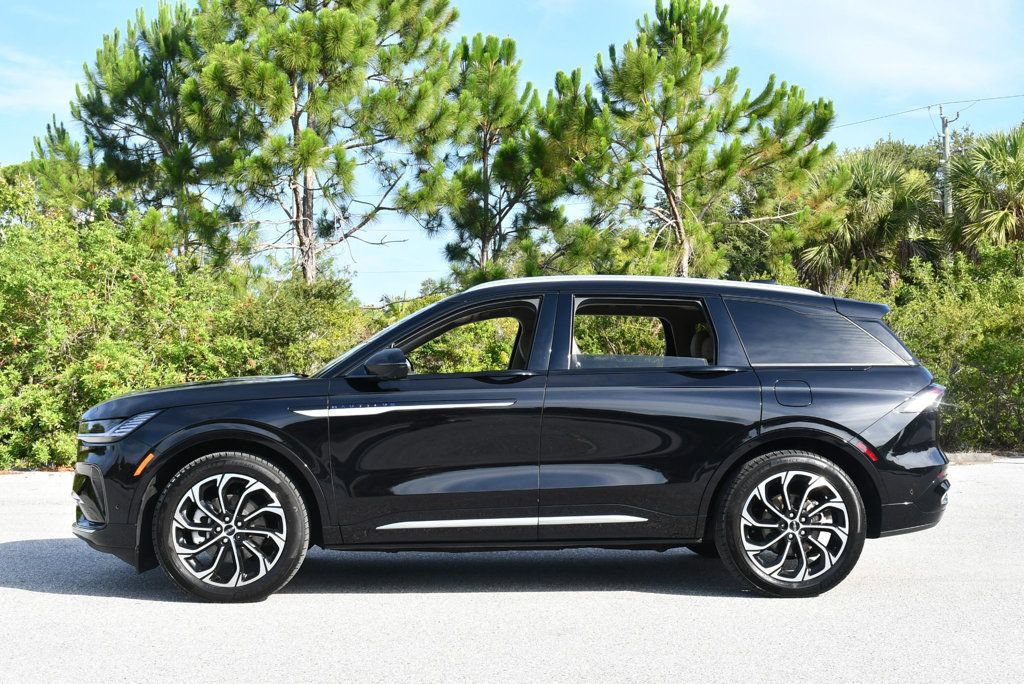 Used 2024 Lincoln Nautilus Reserve w/ Equipment Group 203A AWD/4WD image 3