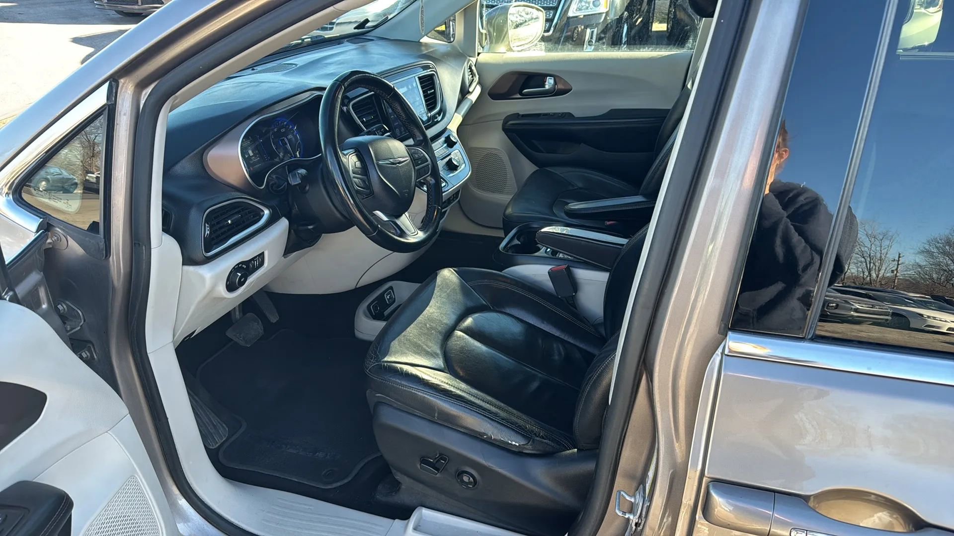 Used 2017 Chrysler Pacifica Touring-L image 31