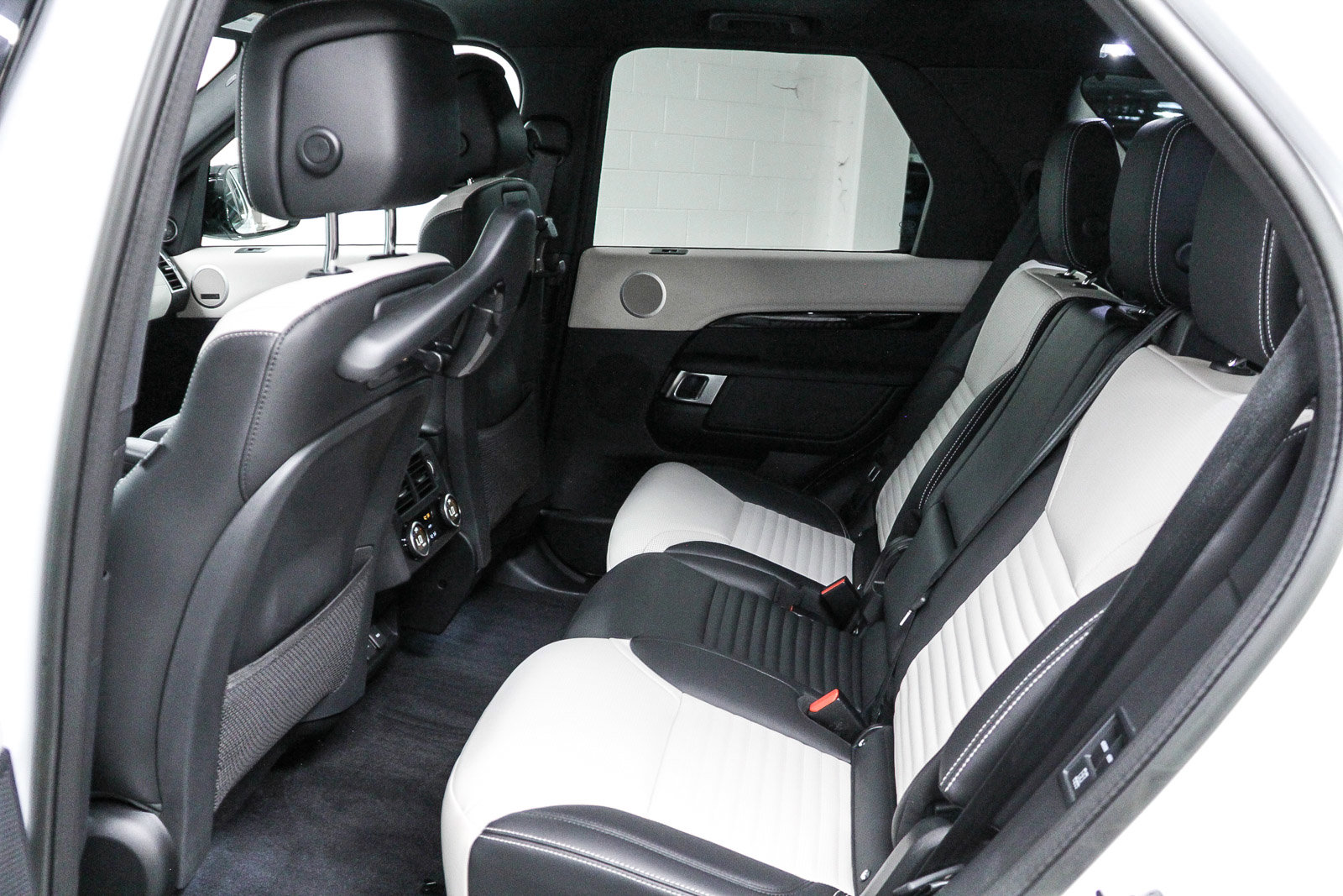 Used 2023 Land Rover Discovery S R-Dynamic image 17
