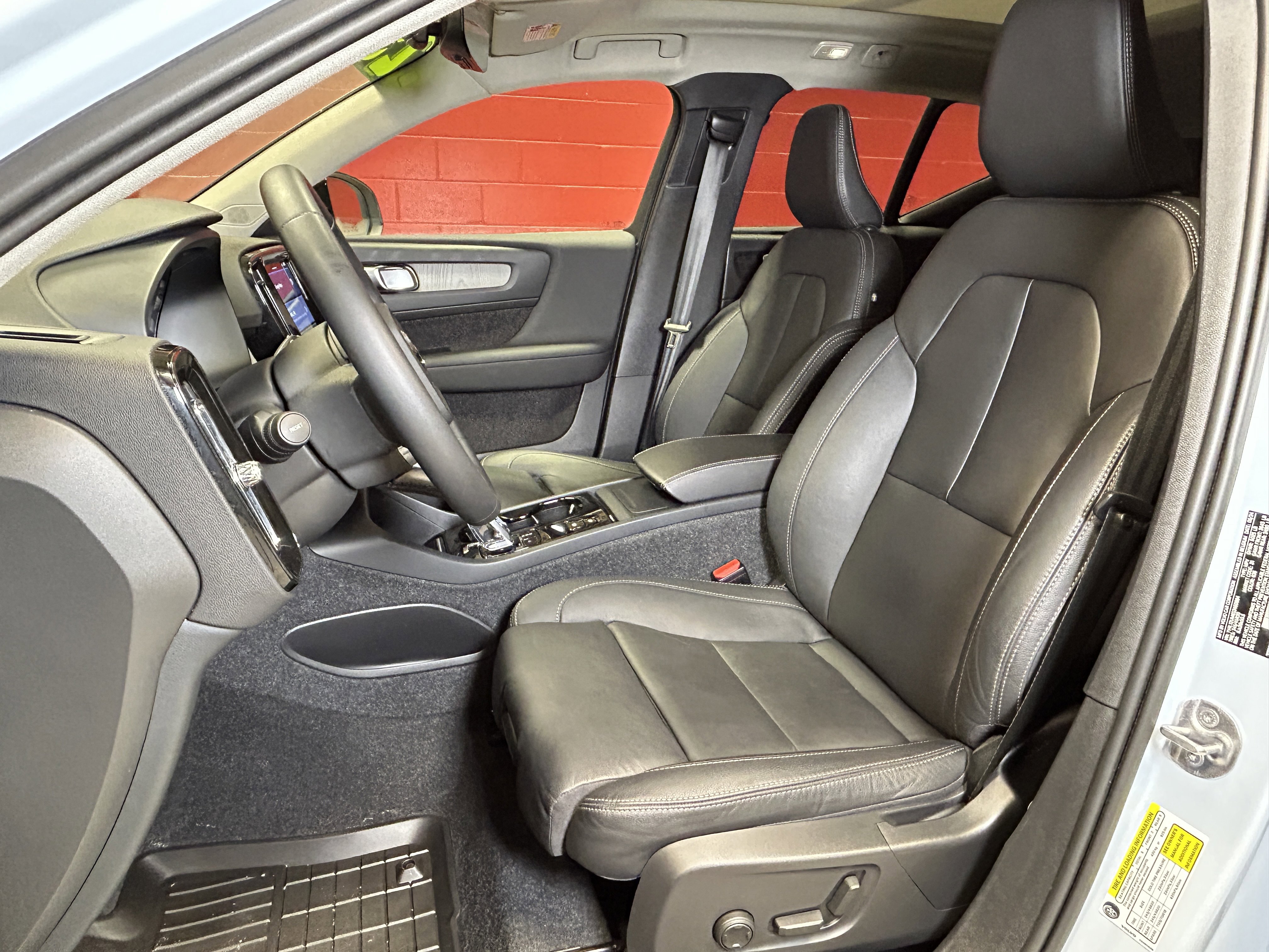 Used 2025 Volvo XC40 B5 Ultra w/ Climate Package image 23