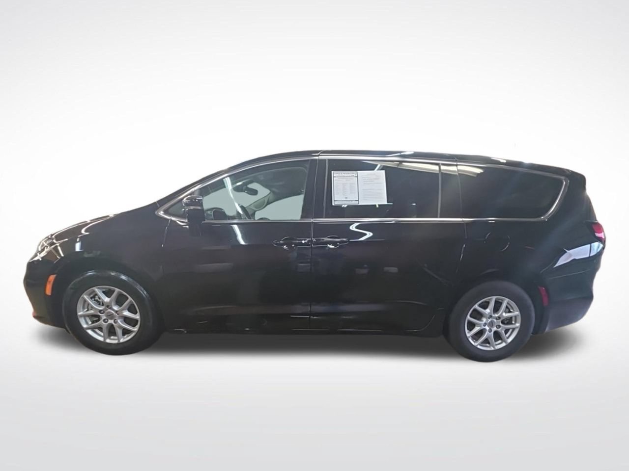 Used 2024 Chrysler Pacifica Touring-L FWD image 4