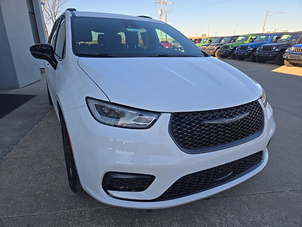 New 2026 Chrysler Pacifica Select w/ S Appearance Package AWD/4WD image 14