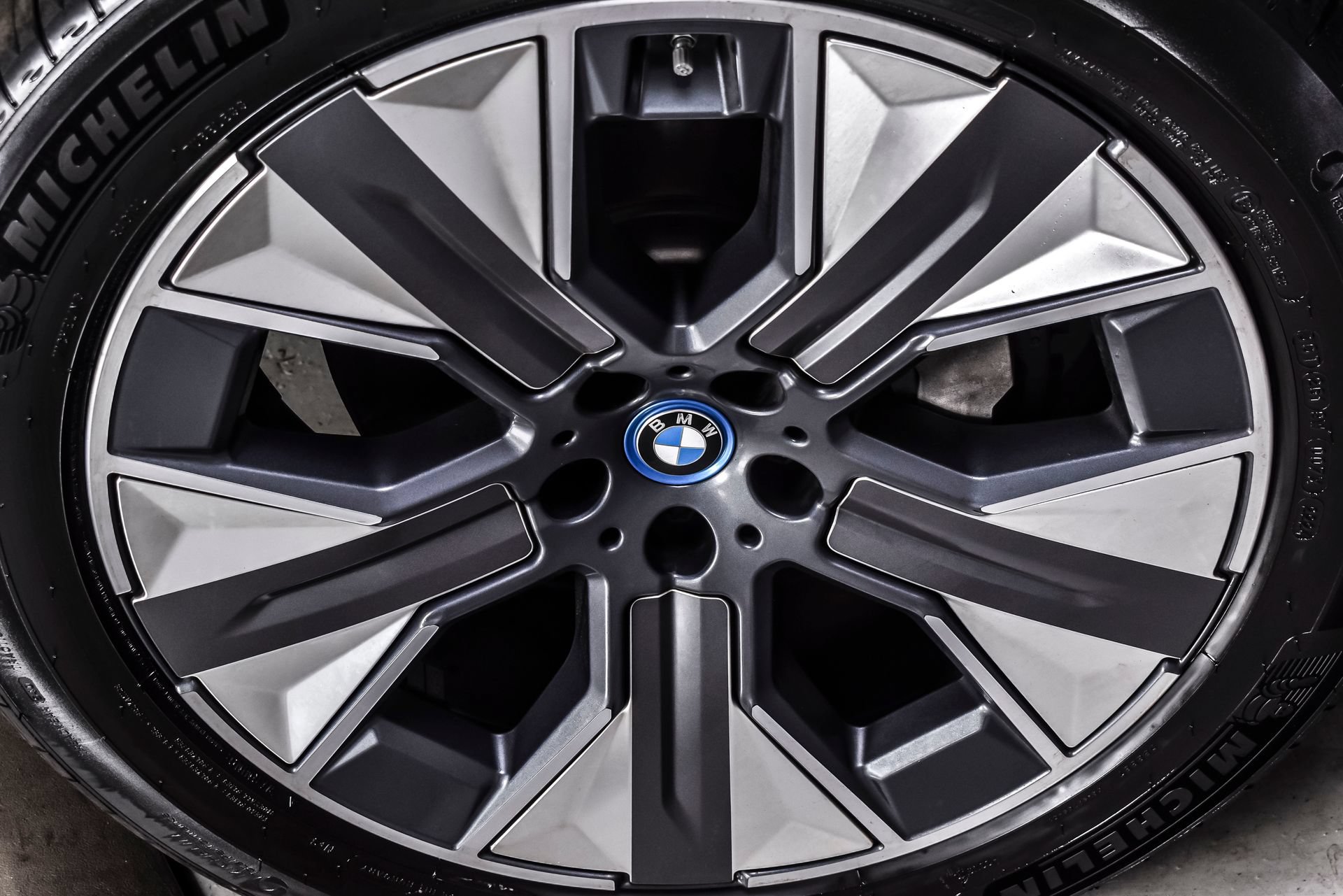 Used 2024 BMW iX xDrive50 w/ Premium Package AWD/4WD image 11