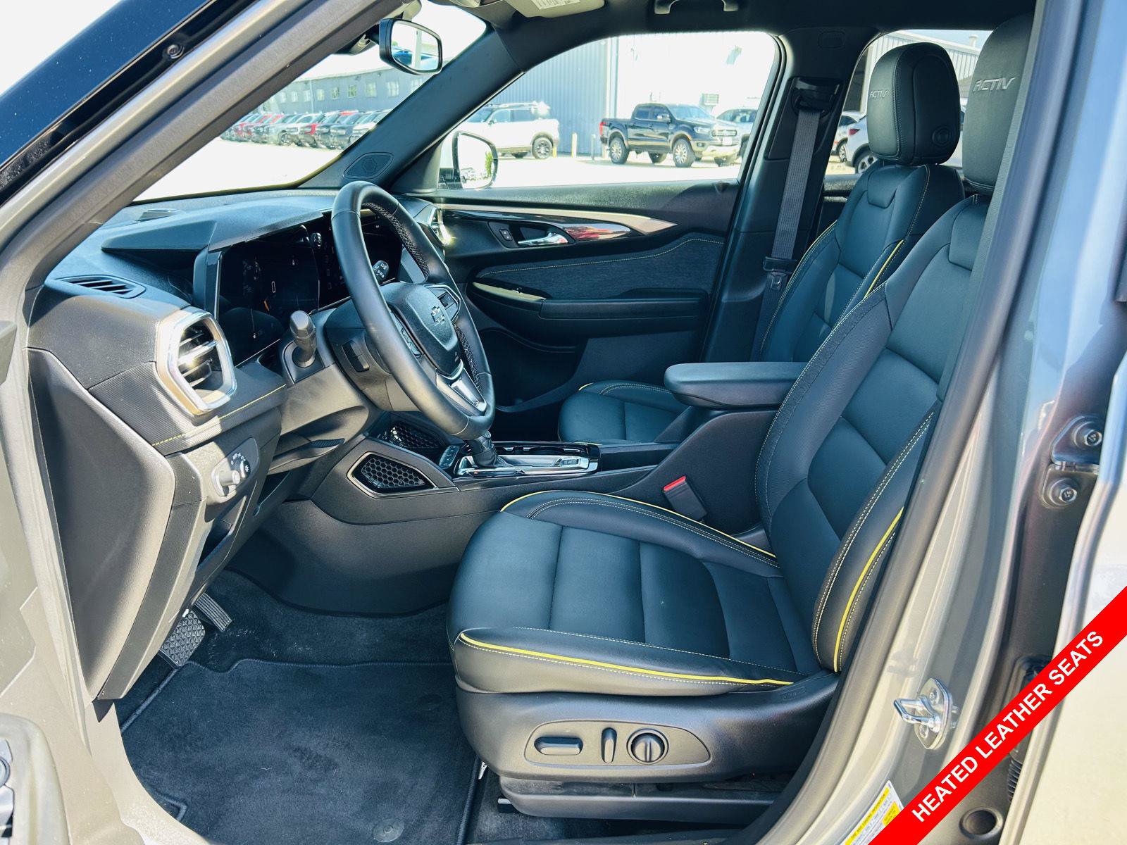 Used 2025 Chevrolet TrailBlazer ACTIV w/ Convenience Package FWD image 3