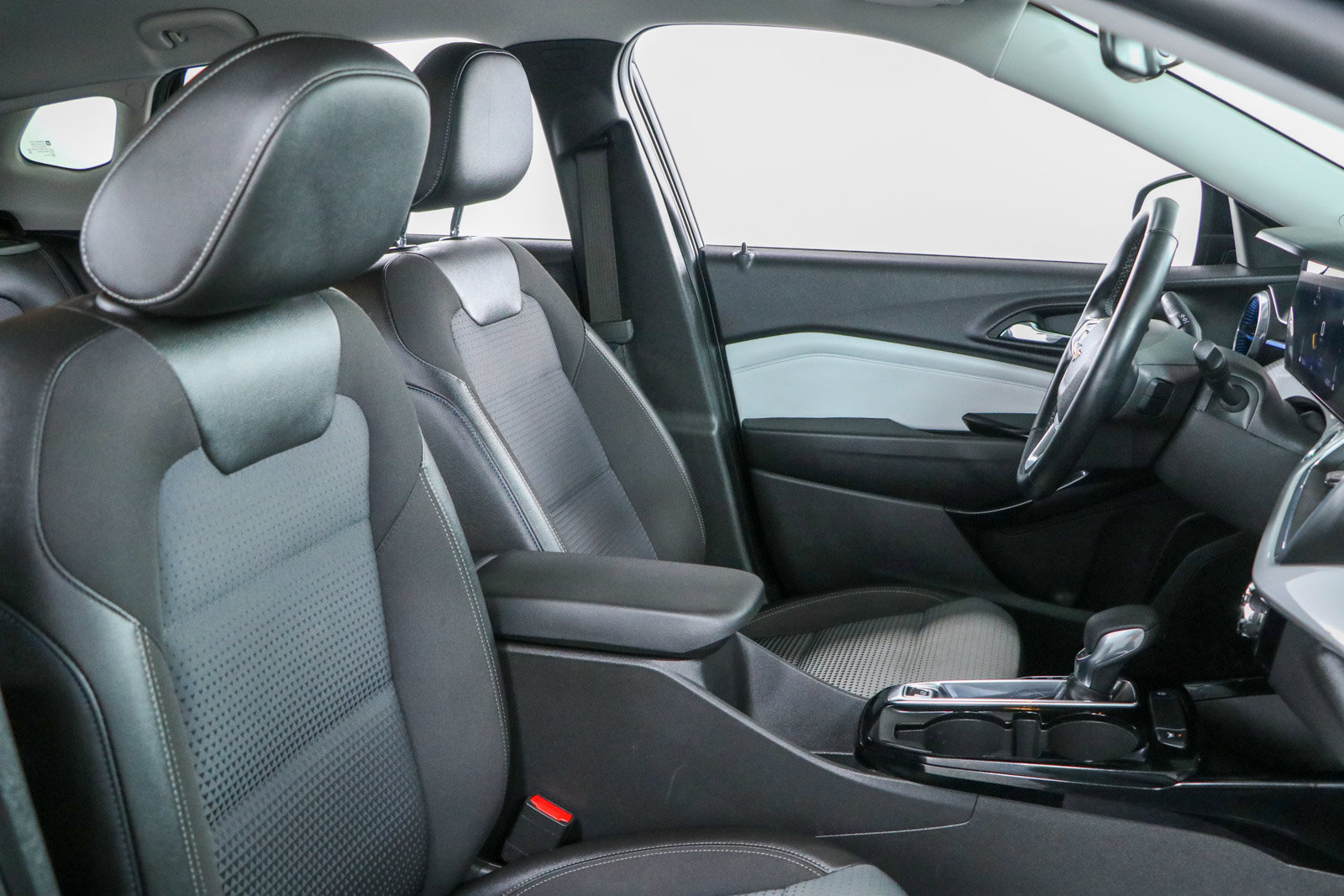 Used 2025 Chevrolet Trax LT w/ LT Convenience Package FWD image 26