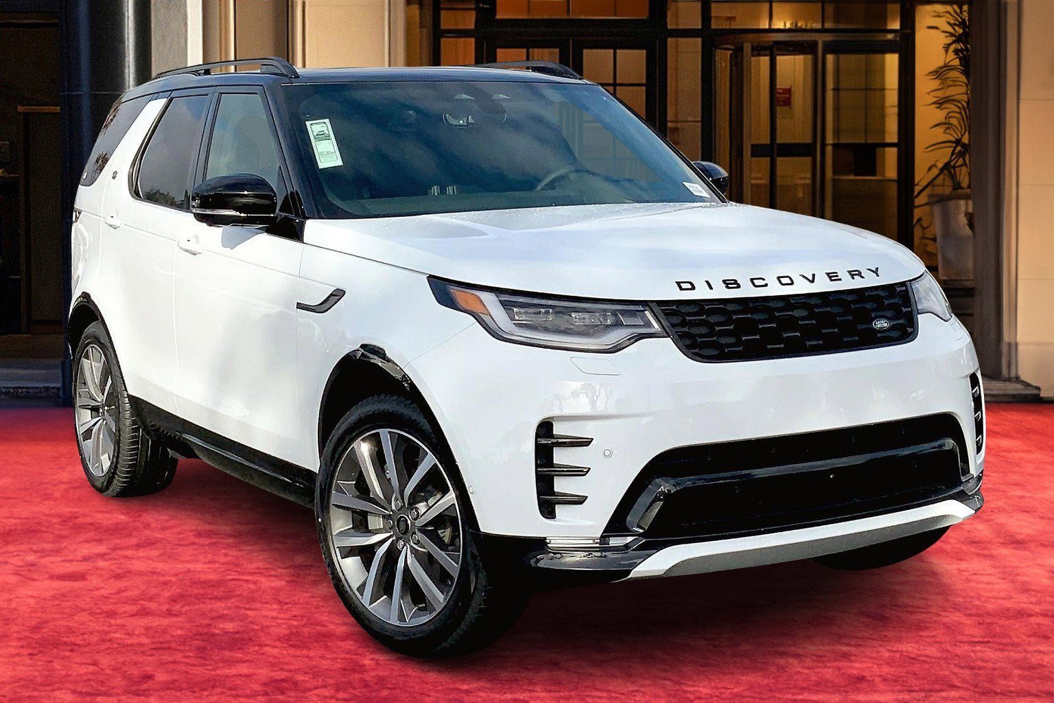 New 2025 Land Rover Discovery Dynamic SE image 3