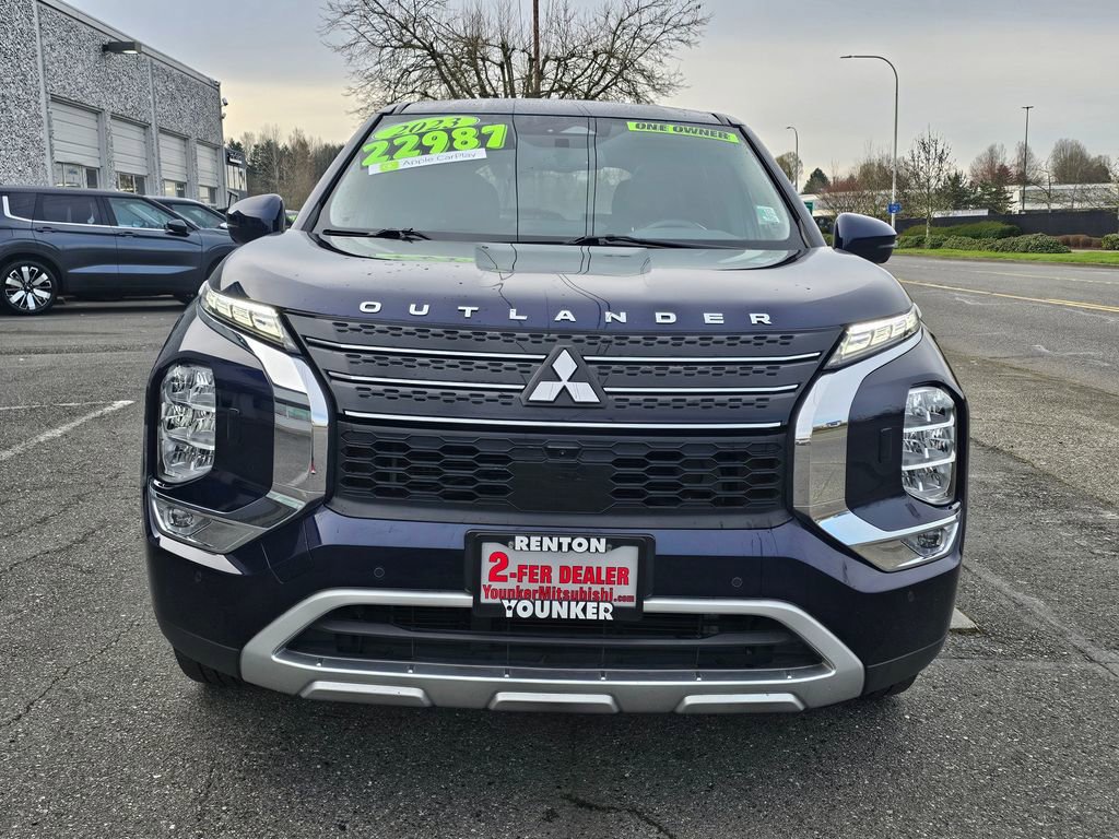 Used 2023 Mitsubishi Outlander SE image 2