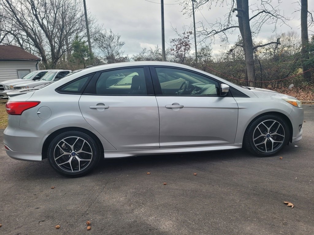 Used 2015 Ford Focus SE w/ SE Sport Package image 4