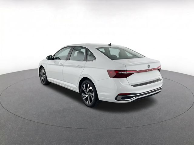 Used 2025 Volkswagen Jetta SEL FWD image 2