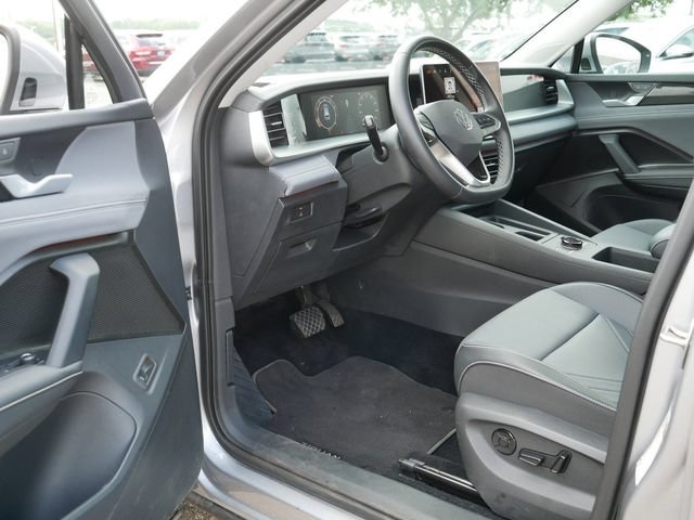 Certified 2025 Volkswagen Tiguan SE AWD/4WD image 12