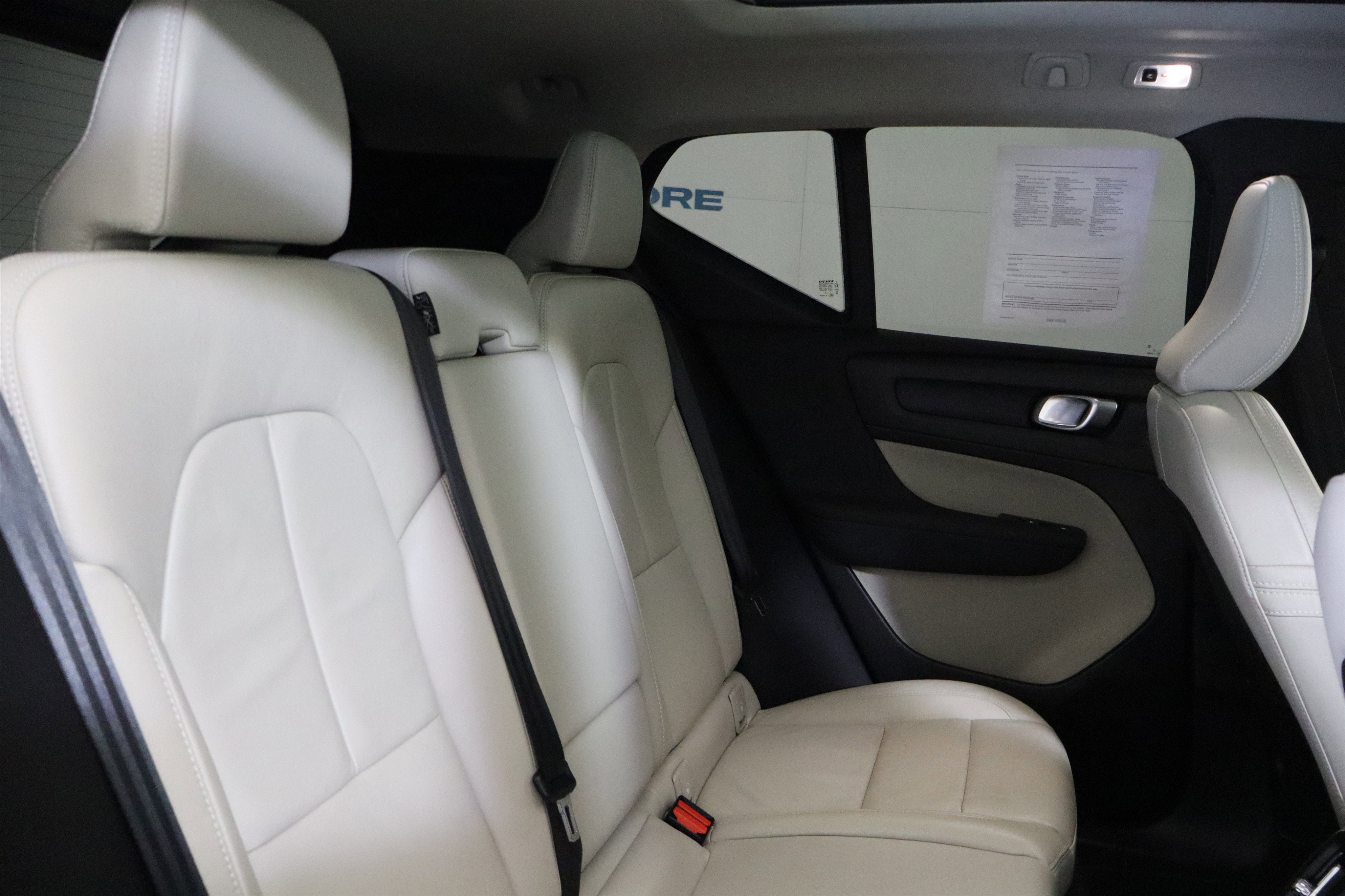 Used 2022 Volvo XC40 T4 Momentum image 22
