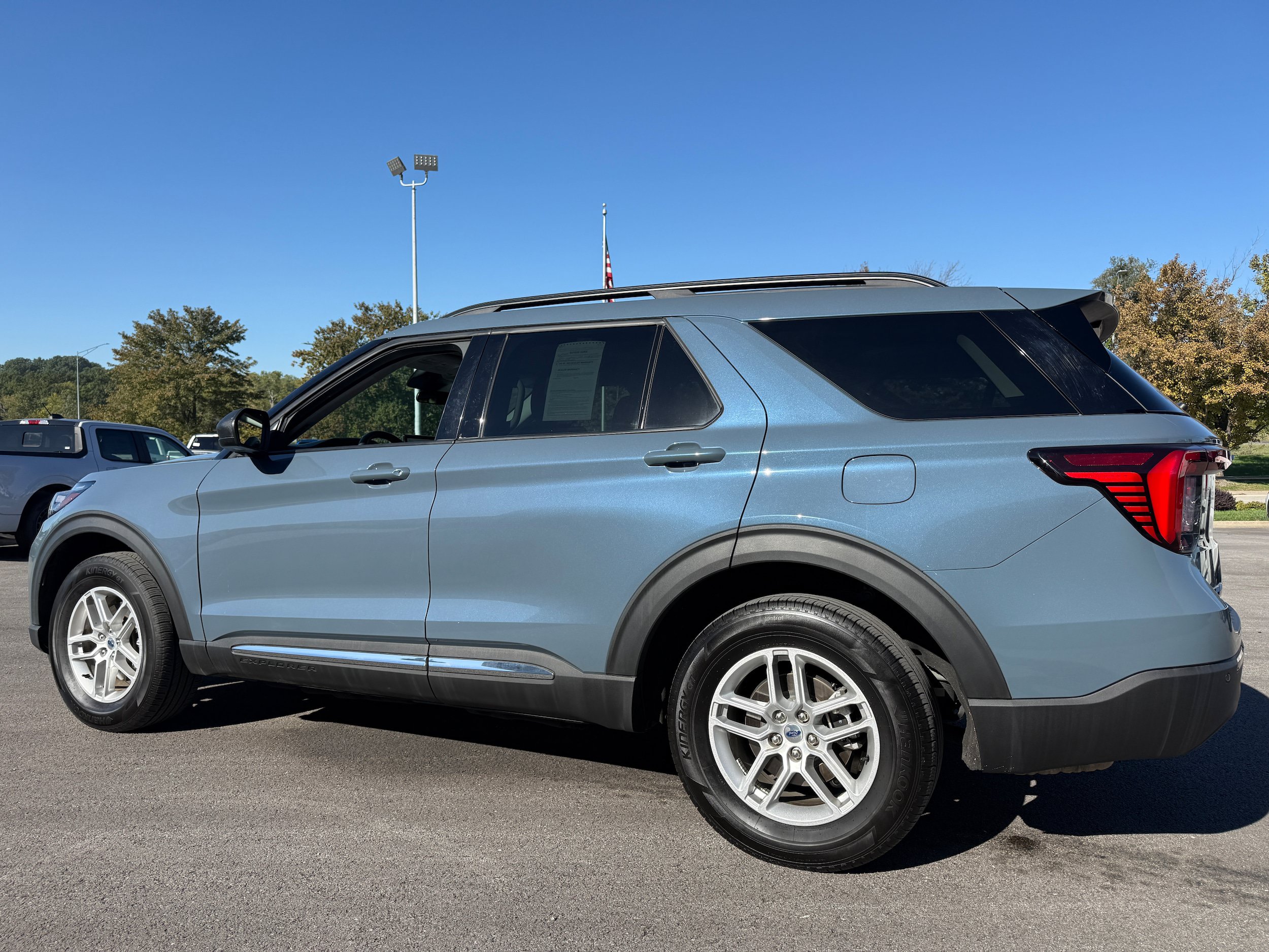 Used 2025 Ford Explorer Active AWD/4WD image 5