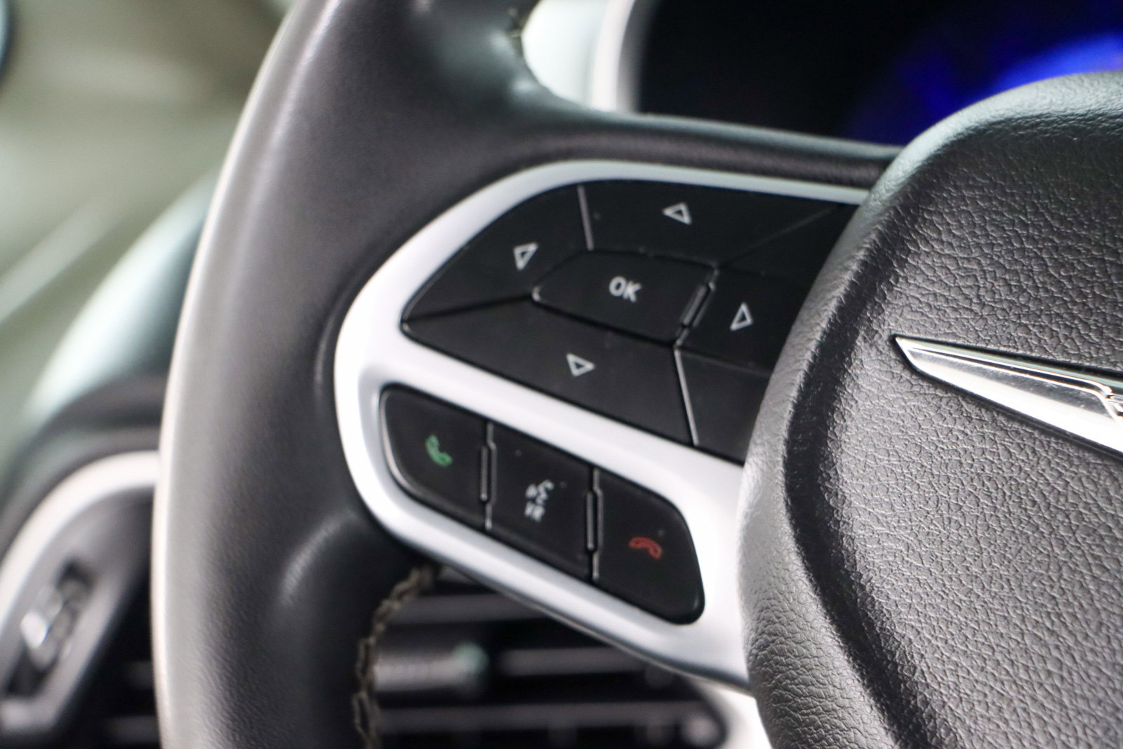 Used 2023 Chrysler Pacifica Touring-L image 13