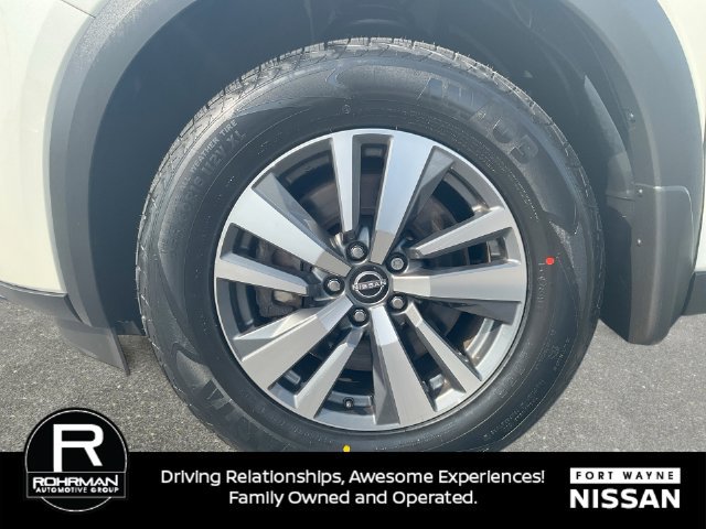 Used 2024 Nissan Pathfinder SL w/ Black Appearance Package AWD/4WD image 11