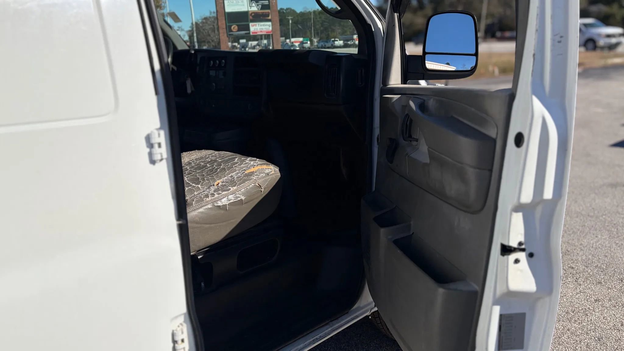 Used 2011 Chevrolet Express 2500 image 12