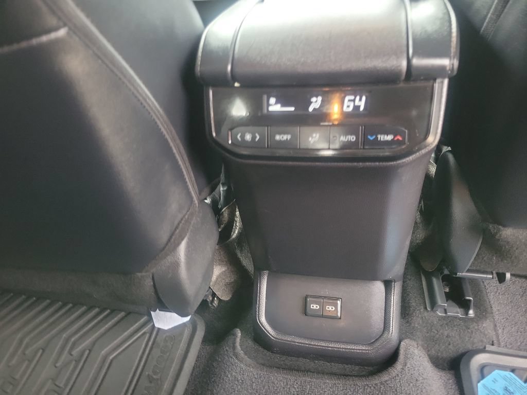 Certified 2024 Toyota Highlander XLE FWD image 32
