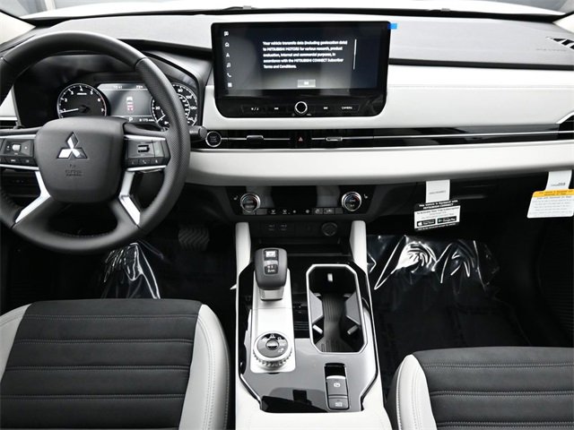 New 2025 Mitsubishi Outlander SE image 16