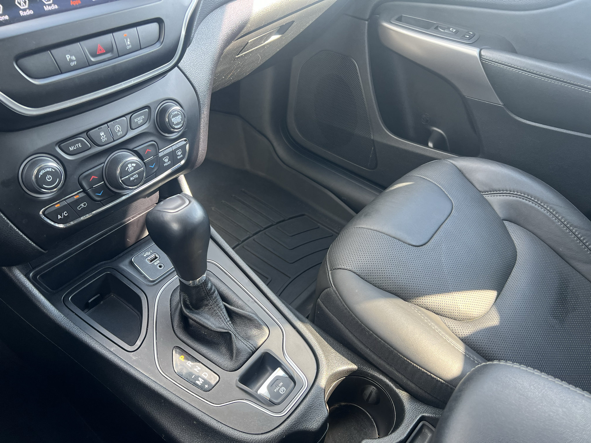 Used 2021 Jeep Cherokee Latitude Lux w/ Sun & Sound Group FWD image 23