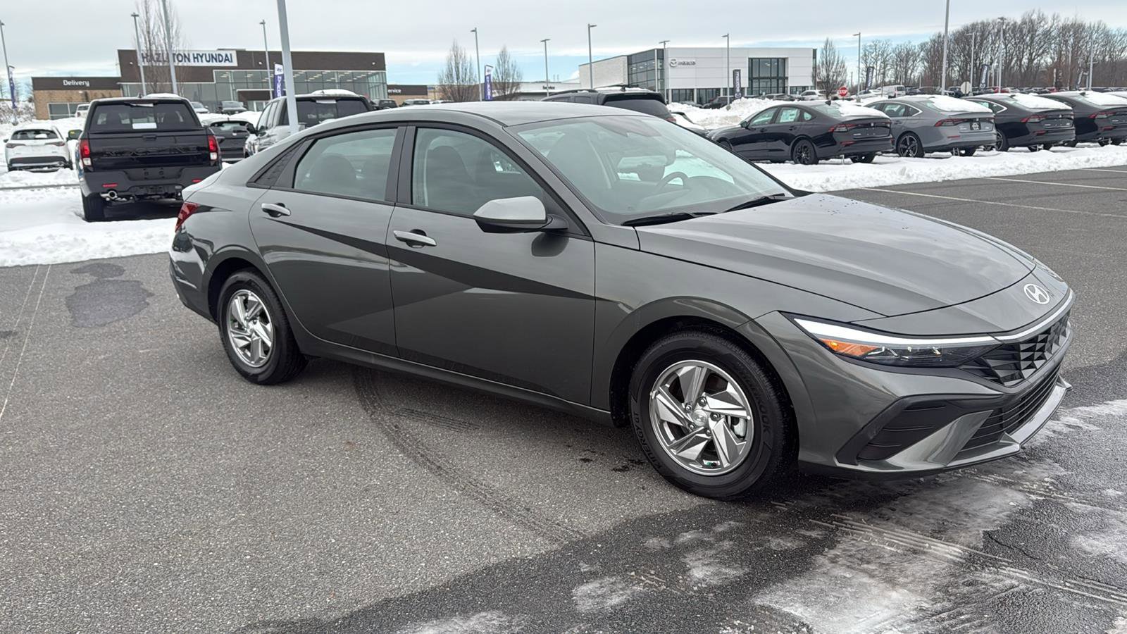 Used 2025 Hyundai Elantra SE image 2