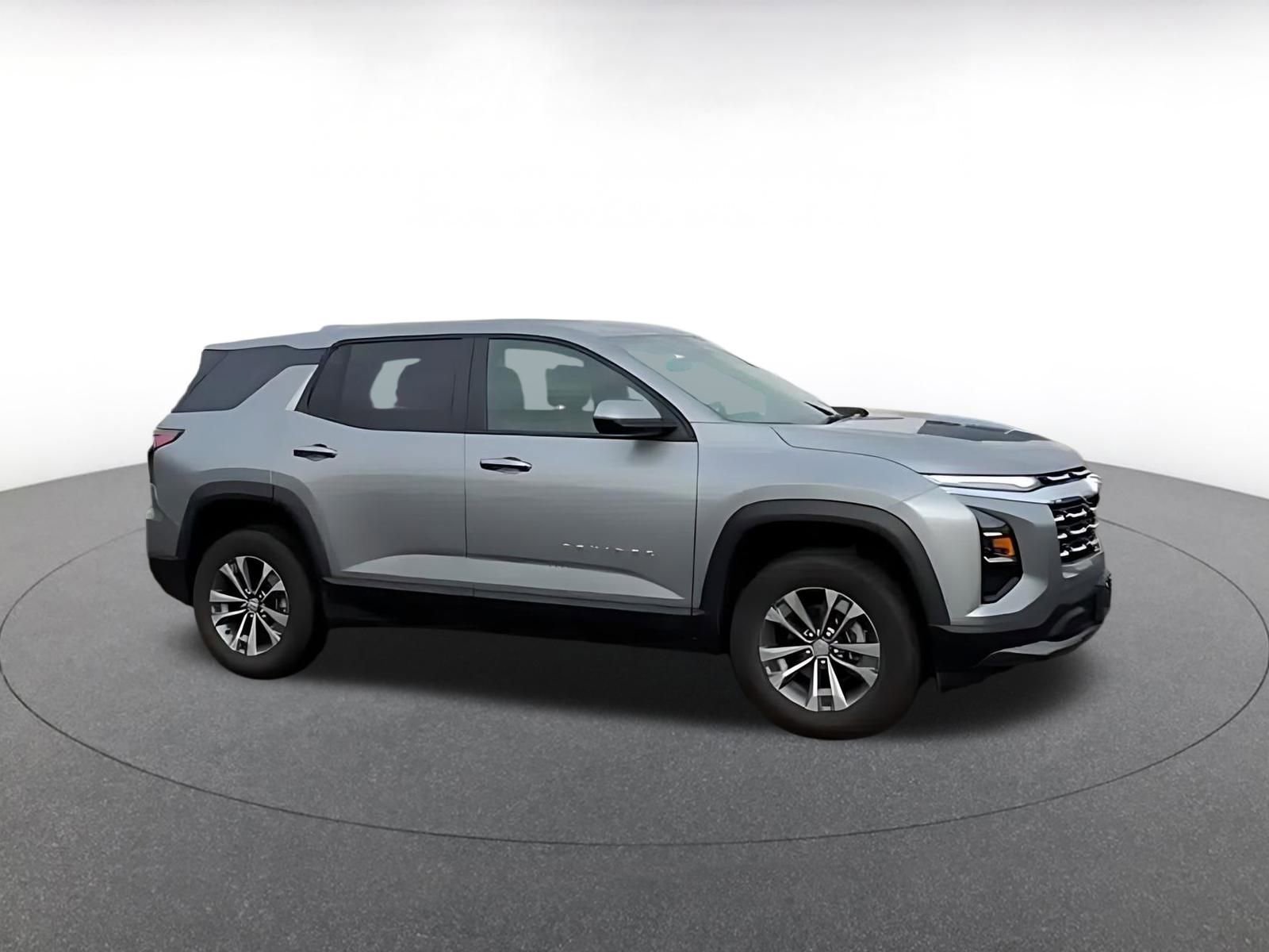 Used 2025 Chevrolet Equinox LT image 2