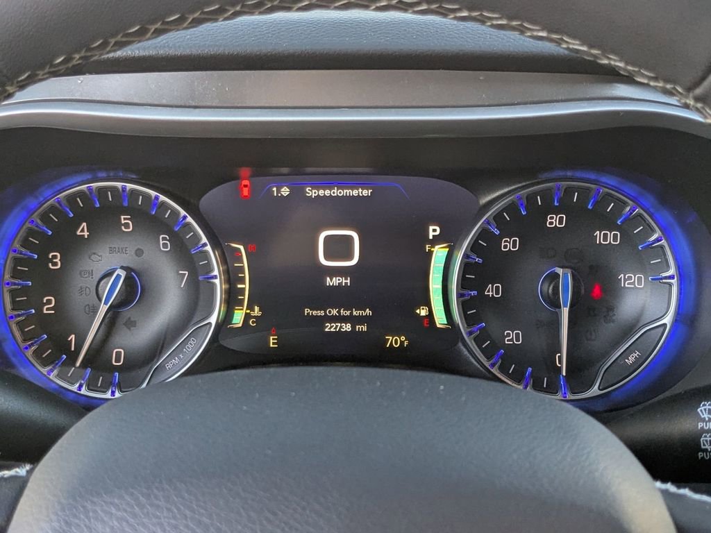 Used 2025 Chrysler Pacifica Select image 18