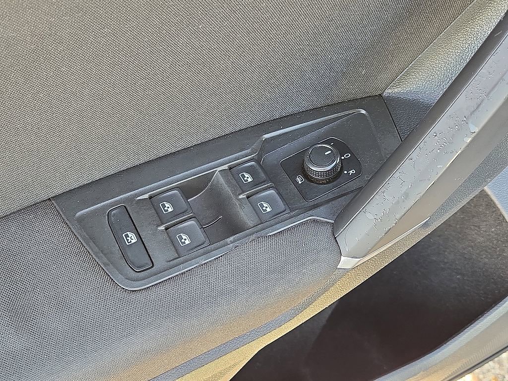 Used 2020 Volkswagen Tiguan S image 21