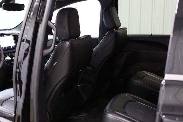 Used 2025 Chrysler Pacifica Select image 22