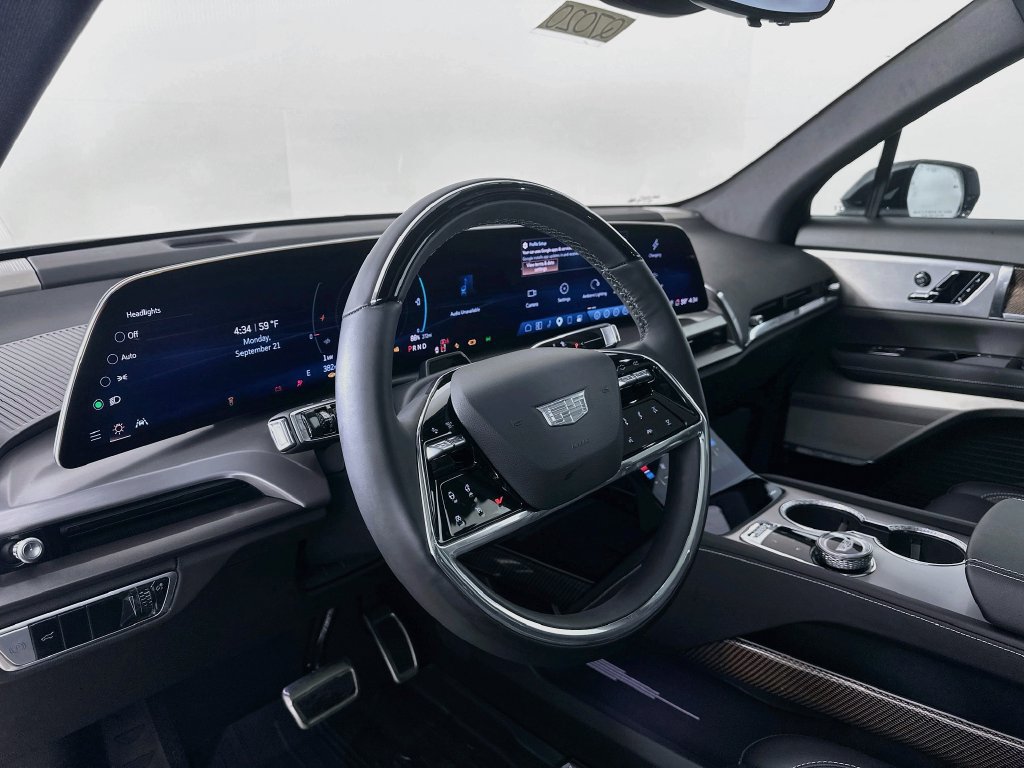 New 2027 Cadillac Vistiq Sport w/ LPO, Floor Liner Package AWD/4WD image 9