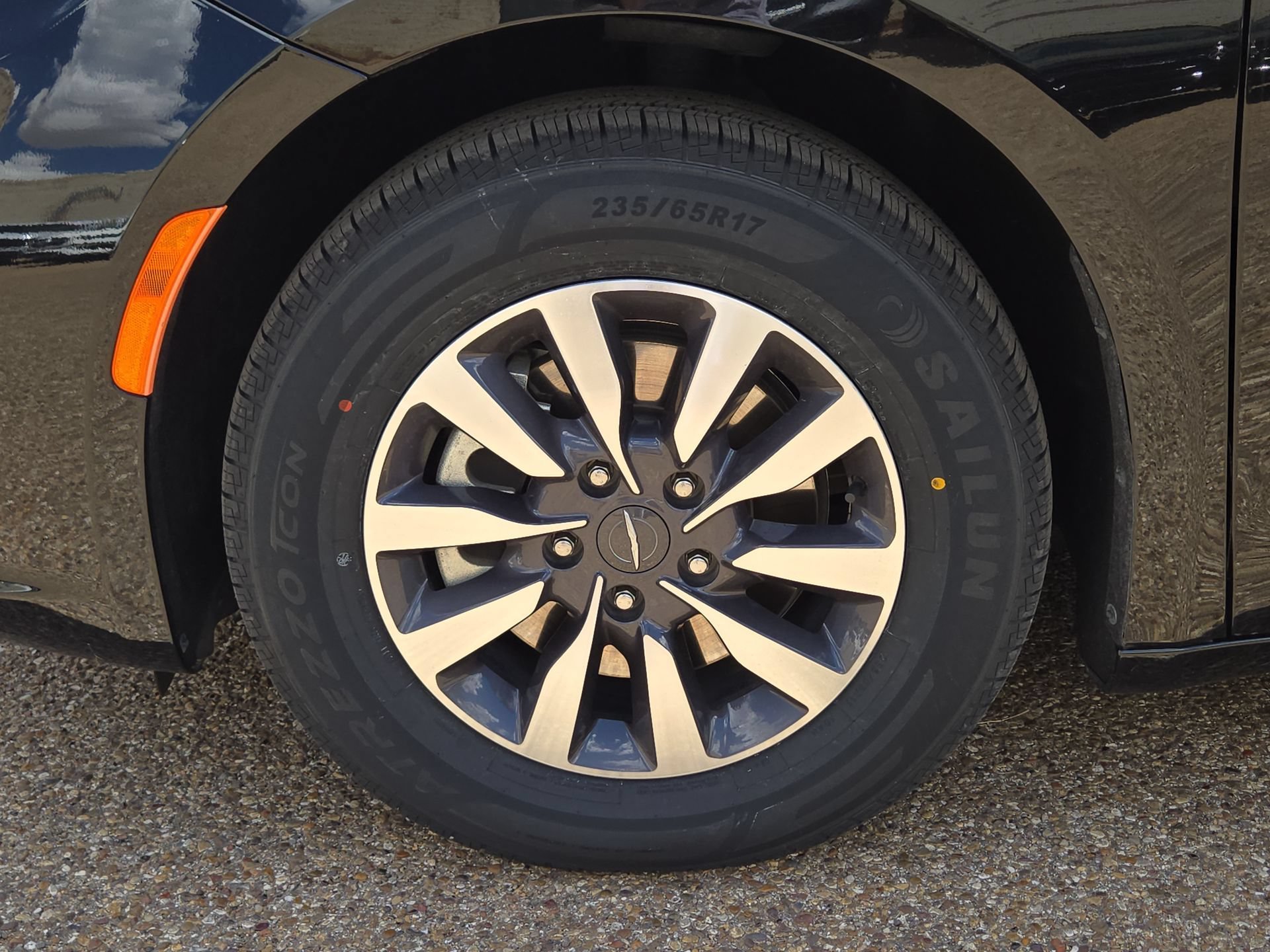Used 2024 Chrysler Pacifica Limited FWD image 11