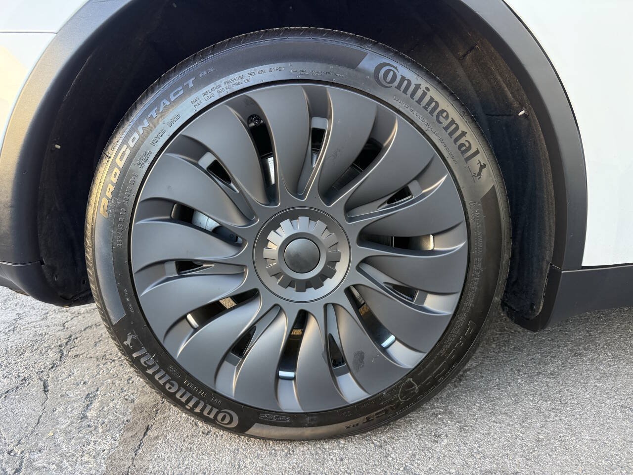 Used 2024 Tesla Model Y Long Range AWD/4WD image 17