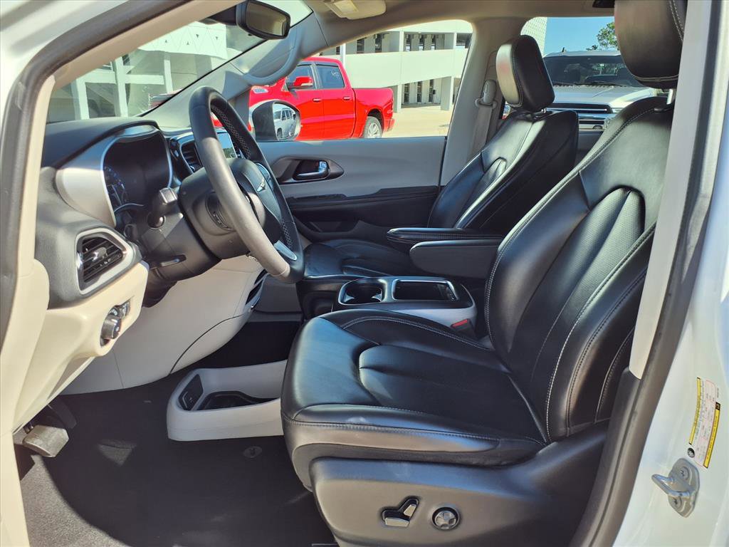 Used 2023 Chrysler Pacifica Touring-L image 16