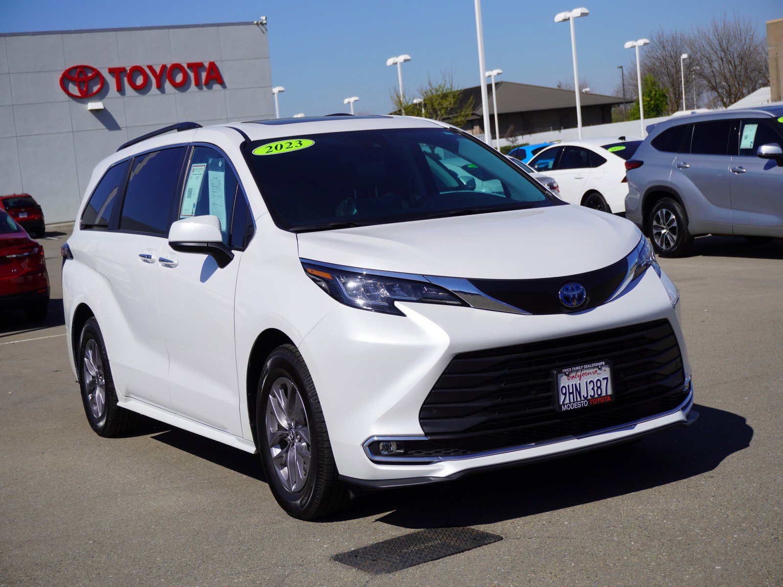 Used 2023 Toyota Sienna XLE image 1