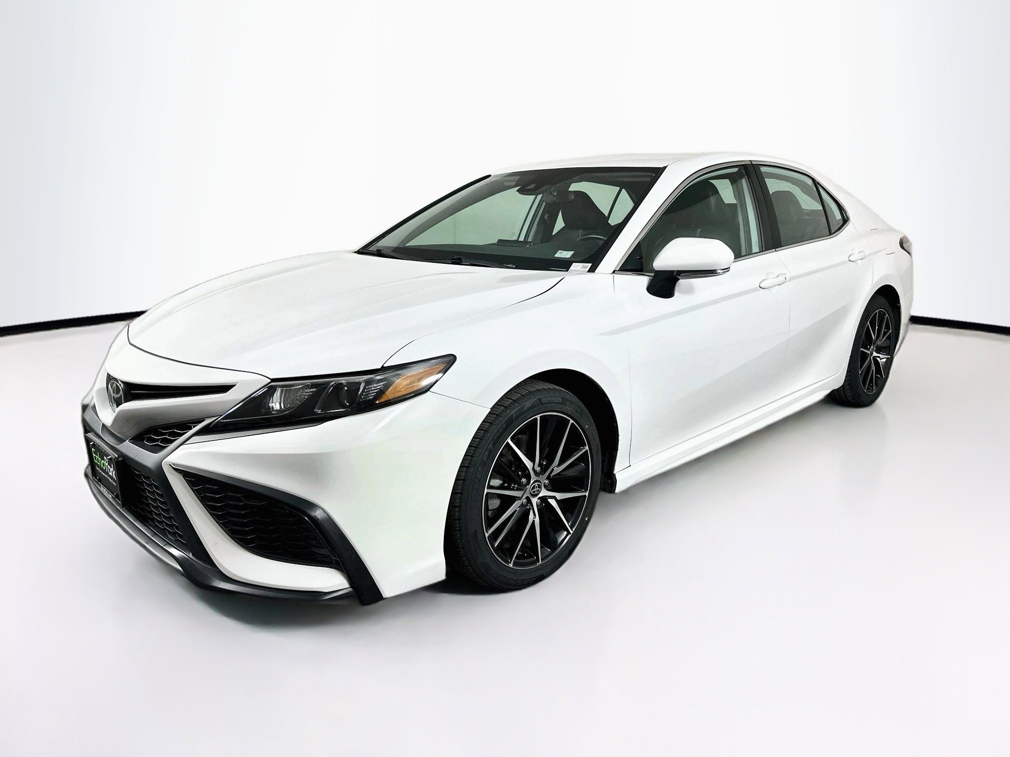 Used 2023 Toyota Camry SE FWD image 3