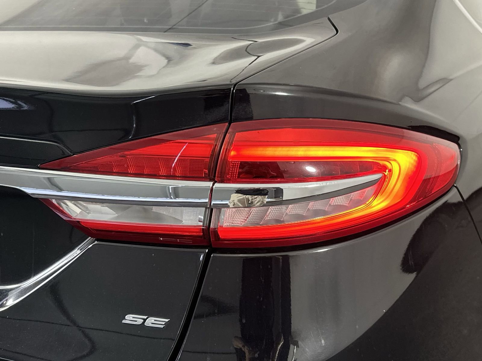 Used 2017 Ford Fusion SE w/ Fusion SE Technology Package image 30