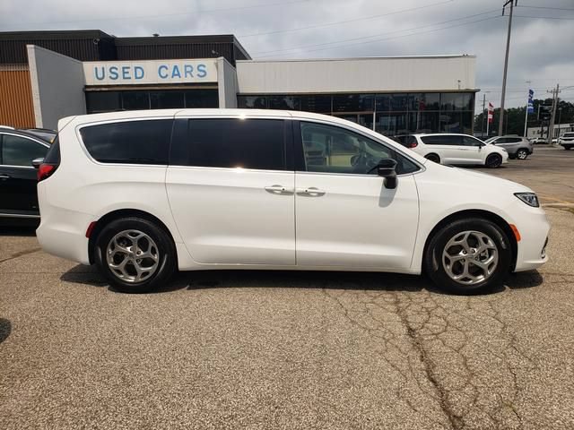 Used 2024 Chrysler Pacifica Limited FWD image 2