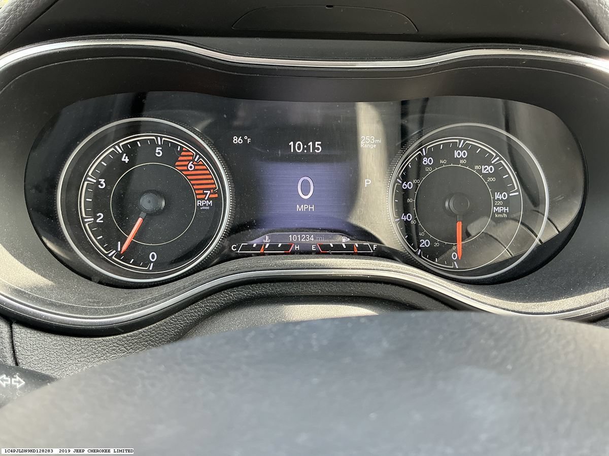 Used 2019 Jeep Cherokee Limited w/ Technology Group FWD image 12
