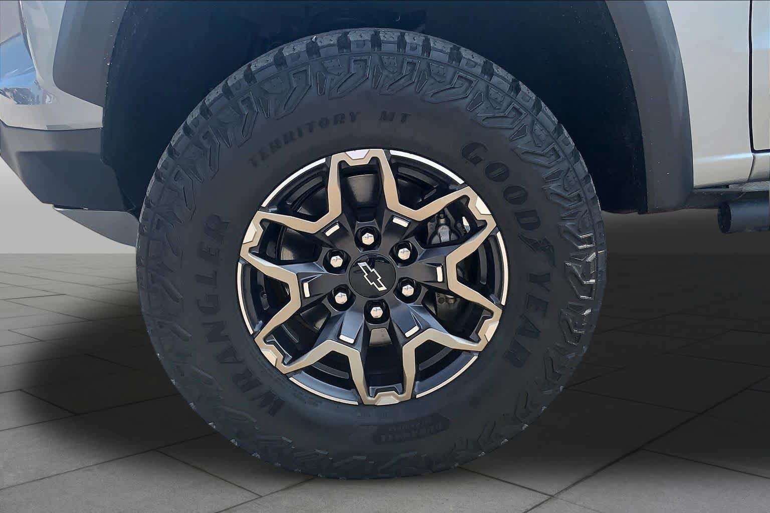 Used 2024 Chevrolet Colorado ZR2 w/ ZR2 Convenience Package III AWD/4WD image 11