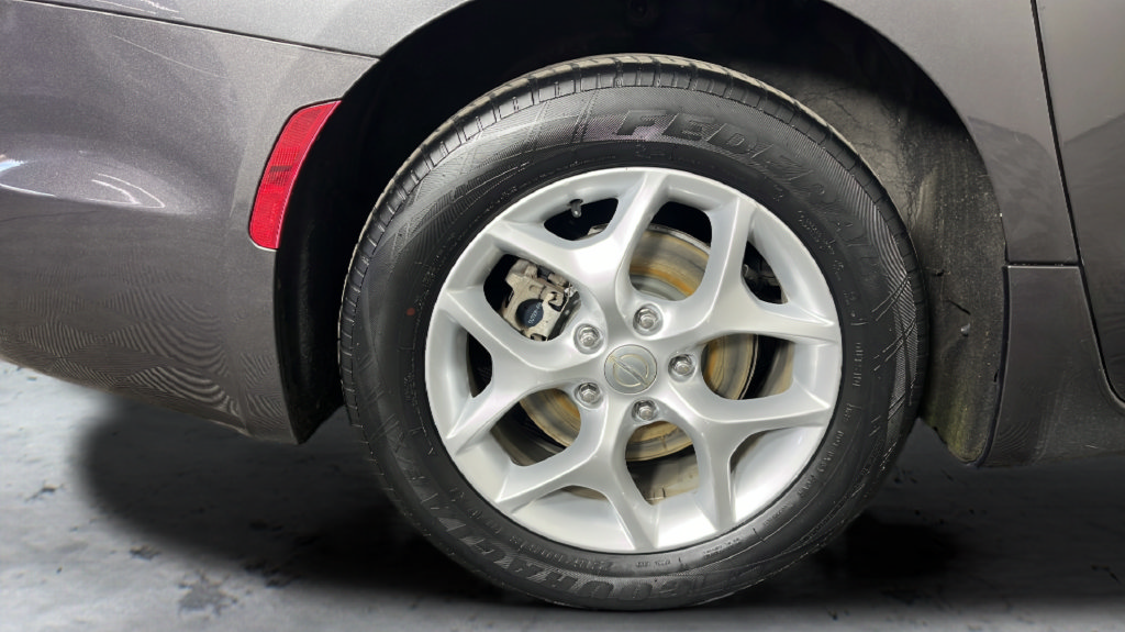Used 2018 Chrysler Pacifica Touring Plus w/ Tire & Wheel Group FWD image 38