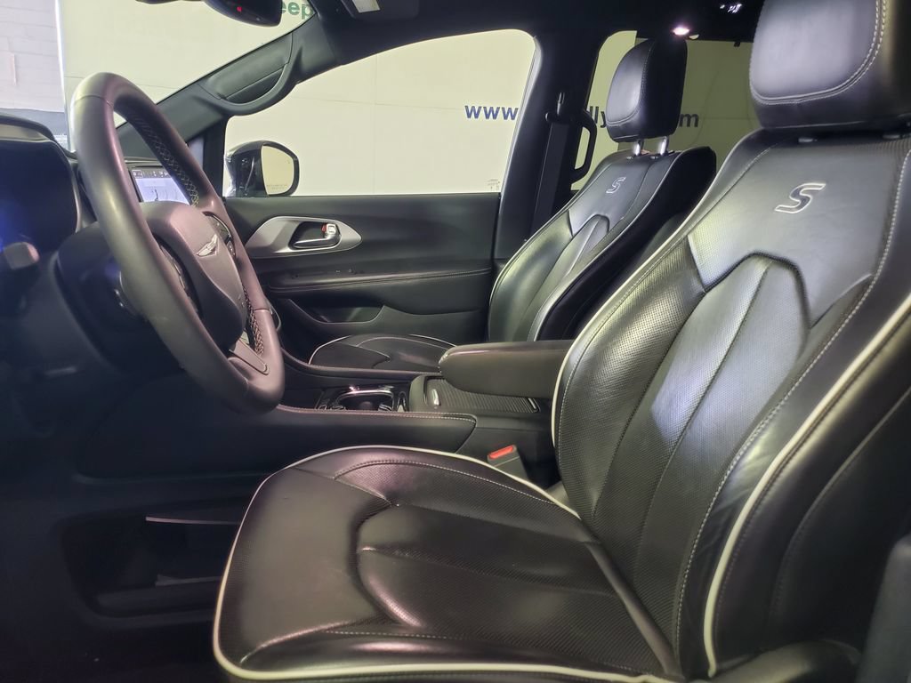 Used 2025 Chrysler Pacifica Limited FWD image 5